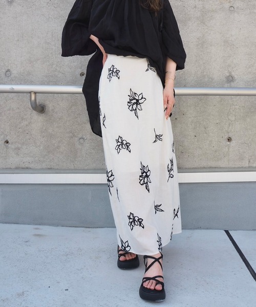 LAULEN（ローレン）の「cotton linen flower embroidery long skirt