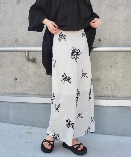 LAULEN（ローレン）の「cotton linen flower embroidery long skirt