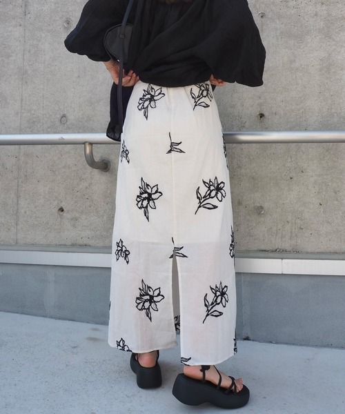 LAULEN（ローレン）の「cotton linen flower embroidery long skirt