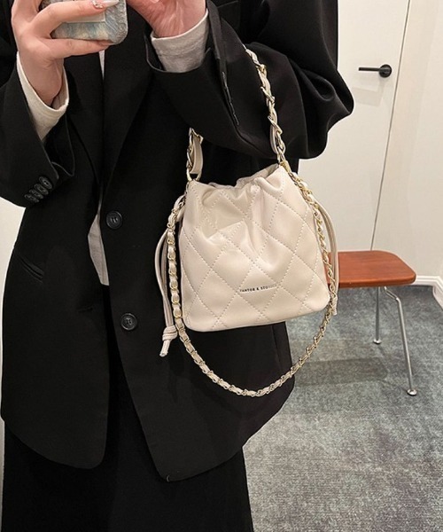 LETee（レティー）の「チェーンハンドルが上品なアクセント。2WAYで楽しめるキルティング巾着バッグ（ショルダーバッグ・レディース・ホワイト/ブラウン/ブラック・FREE）」の2枚目の写真