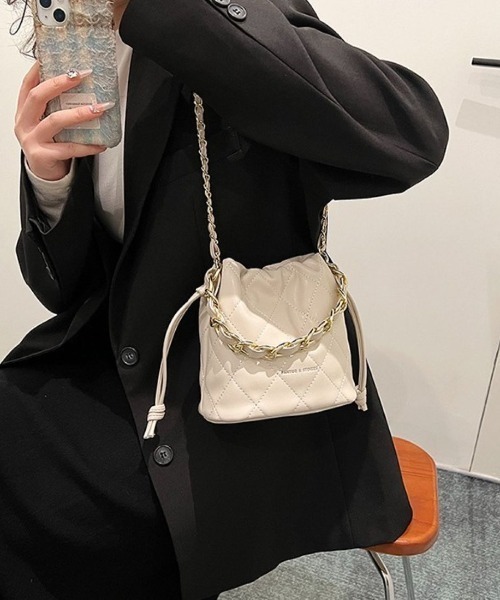 LETee（レティー）の「チェーンハンドルが上品なアクセント。2WAYで楽しめるキルティング巾着バッグ（ショルダーバッグ・レディース・ホワイト/ブラウン/ブラック・FREE）」の12枚目の写真