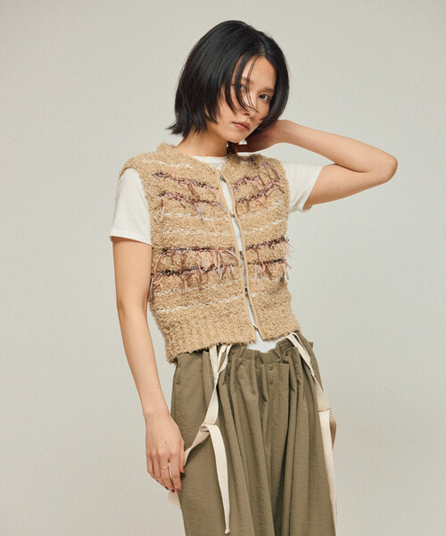 Firsthand(ファーストハンド)の「Firsthand/ファーストハンド 異素材フリンジニットベスト / ボーダーニットベスト 25AW(ベスト・レディース・ブラック/ベージュ/レッド・FREE)」の4枚目の写真
