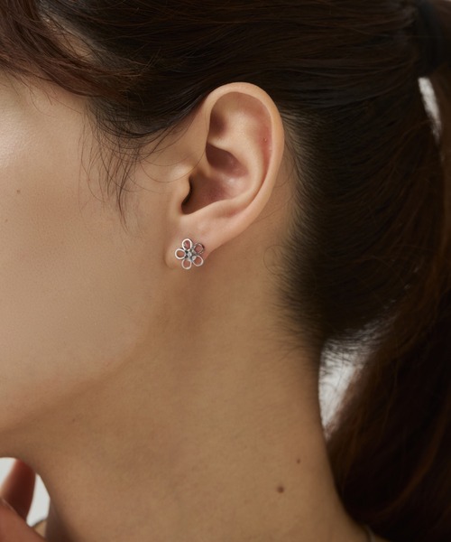 ciite' surgical stainless(シーテサージカルステンレス)の「【 金属アレルギー対応 】フラワービジューピアス サージカルステンレス(両耳用)(ピアス(両耳用)・レディース・ゴールド/シルバー・FREE)」の2枚目の写真