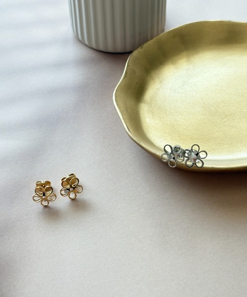 ciite' surgical stainless(シーテサージカルステンレス)の「【 金属アレルギー対応 】フラワービジューピアス サージカルステンレス(両耳用)(ピアス(両耳用)・レディース・ゴールド/シルバー・FREE)」の5枚目の写真