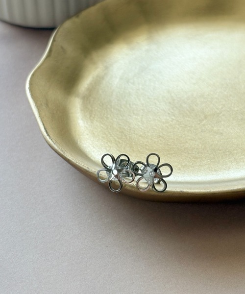 ciite' surgical stainless(シーテサージカルステンレス)の「【 金属アレルギー対応 】フラワービジューピアス サージカルステンレス(両耳用)(ピアス(両耳用)・レディース・ゴールド/シルバー・FREE)」の13枚目の写真