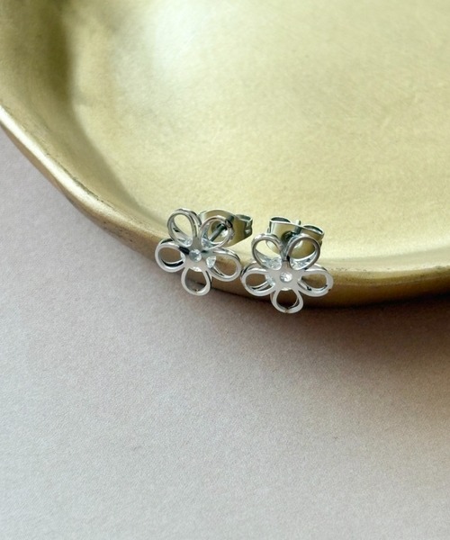 ciite' surgical stainless(シーテサージカルステンレス)の「【 金属アレルギー対応 】フラワービジューピアス サージカルステンレス(両耳用)(ピアス(両耳用)・レディース・ゴールド/シルバー・FREE)」の4枚目の写真