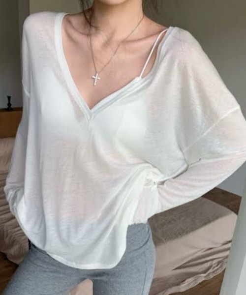 cammie(キャミー)の「深Vネックシアールーズトップス(Tシャツ/カットソー・レディース・ベージュ/ブラック/ホワイト・FREE)」の1枚目の写真