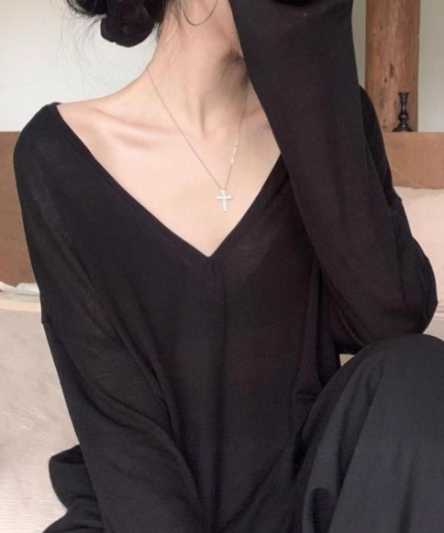 cammie(キャミー)の「深Vネックシアールーズトップス(Tシャツ/カットソー・レディース・ベージュ/ブラック/ホワイト・FREE)」の9枚目の写真