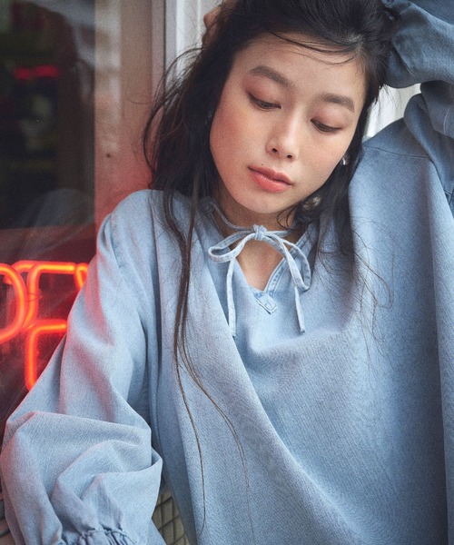CROSS FUNCTION（クロスファンクション）の「《撥水》FRESH DENIM デニムカフタンボリュームスリーブブラウス【CROSS FUNCTION/クロスファンクション】（シャツ/ブラウス・レディース・ネイビー/サックスブルー・LL/L/M）」の13枚目の写真