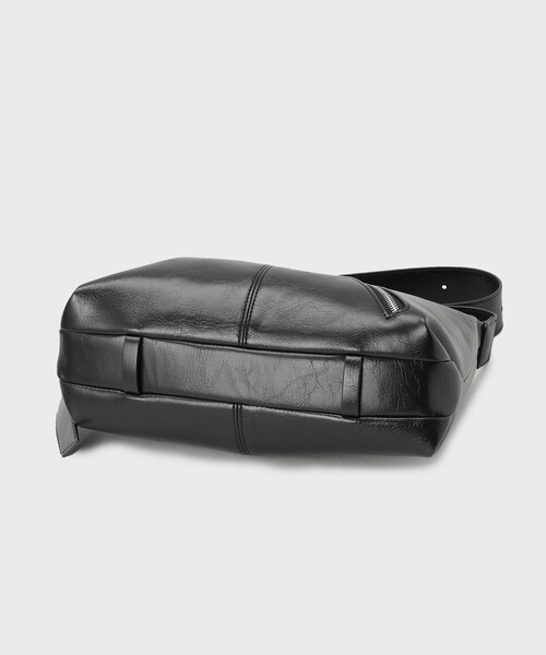 tk.TAKEO KIKUCHI(ティーケータケオキクチ)の「ラウンデッドバッグ(ショルダーバッグ・メンズ・ブラウン系その他2/ブラック・00)」の10枚目の写真