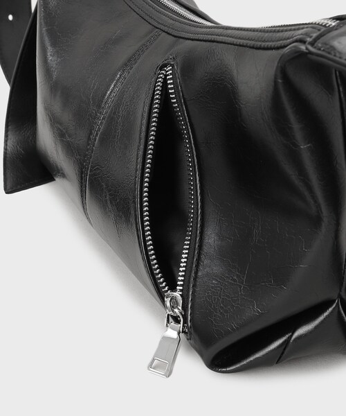 tk.TAKEO KIKUCHI(ティーケータケオキクチ)の「ラウンデッドバッグ(ショルダーバッグ・メンズ・ブラウン系その他2/ブラック・00)」の15枚目の写真