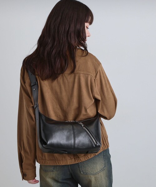 tk.TAKEO KIKUCHI(ティーケータケオキクチ)の「ラウンデッドバッグ(ショルダーバッグ・メンズ・ブラウン系その他2/ブラック・00)」の19枚目の写真