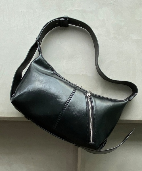 tk.TAKEO KIKUCHI(ティーケータケオキクチ)の「ラウンデッドバッグ(ショルダーバッグ・メンズ・ブラウン系その他2/ブラック・00)」の2枚目の写真