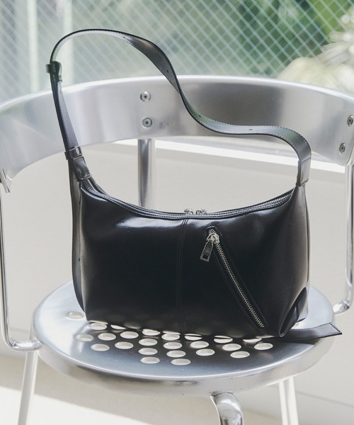 tk.TAKEO KIKUCHI(ティーケータケオキクチ)の「ラウンデッドバッグ(ショルダーバッグ・メンズ・ブラウン系その他2/ブラック・00)」の3枚目の写真