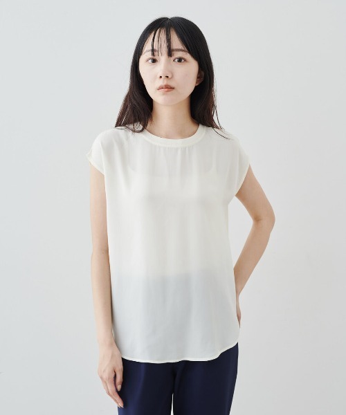 IEDIT(イディット)の「IEDIT キレイ見えしてお役立ち 2ーWAYジョーゼットTトップス(Tシャツ/カットソー・レディース・ブラック/オフホワイト/ブルー・M/LL/S/L/3L/4L)」の2枚目の写真