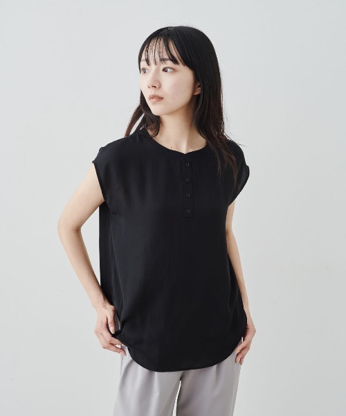 IEDIT(イディット)の「IEDIT キレイ見えしてお役立ち 2ーWAYジョーゼットTトップス(Tシャツ/カットソー・レディース・ブラック/オフホワイト/ブルー・M/LL/S/L/3L/4L)」の1枚目の写真