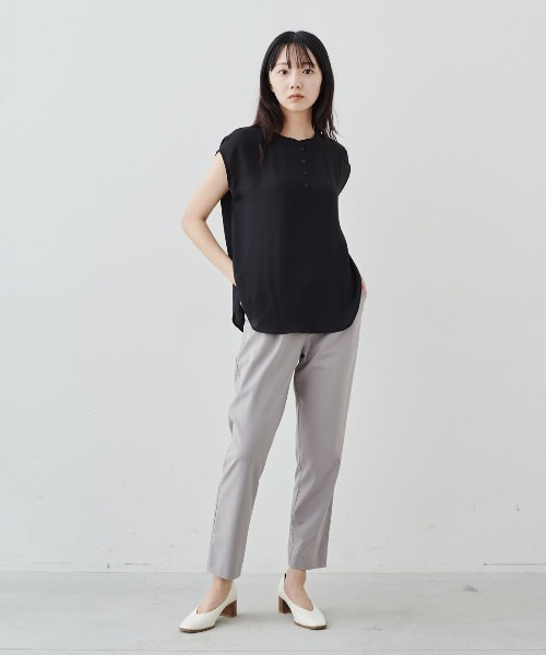 IEDIT(イディット)の「IEDIT キレイ見えしてお役立ち 2ーWAYジョーゼットTトップス(Tシャツ/カットソー・レディース・ブラック/オフホワイト/ブルー・M/LL/S/L/3L/4L)」の4枚目の写真