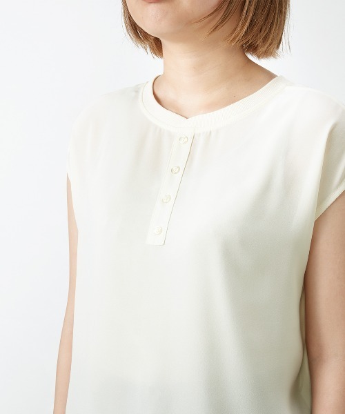 IEDIT(イディット)の「IEDIT キレイ見えしてお役立ち 2ーWAYジョーゼットTトップス(Tシャツ/カットソー・レディース・ブラック/オフホワイト/ブルー・M/LL/S/L/3L/4L)」の10枚目の写真
