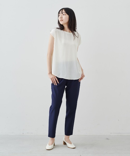IEDIT(イディット)の「IEDIT キレイ見えしてお役立ち 2ーWAYジョーゼットTトップス(Tシャツ/カットソー・レディース・ブラック/オフホワイト/ブルー・M/LL/S/L/3L/4L)」の5枚目の写真