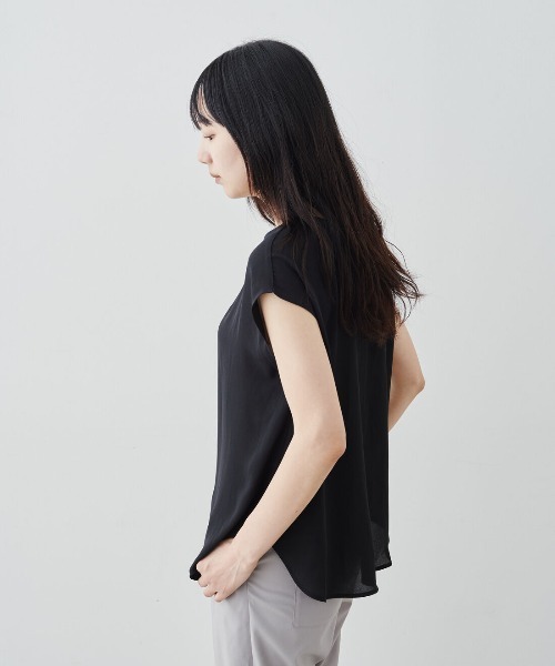 IEDIT(イディット)の「IEDIT キレイ見えしてお役立ち 2ーWAYジョーゼットTトップス(Tシャツ/カットソー・レディース・ブラック/オフホワイト/ブルー・M/LL/S/L/3L/4L)」の8枚目の写真