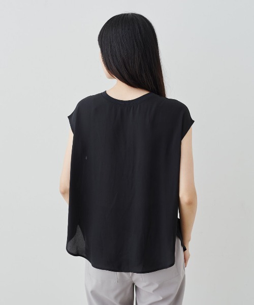 IEDIT(イディット)の「IEDIT キレイ見えしてお役立ち 2ーWAYジョーゼットTトップス(Tシャツ/カットソー・レディース・ブラック/オフホワイト/ブルー・M/LL/S/L/3L/4L)」の9枚目の写真