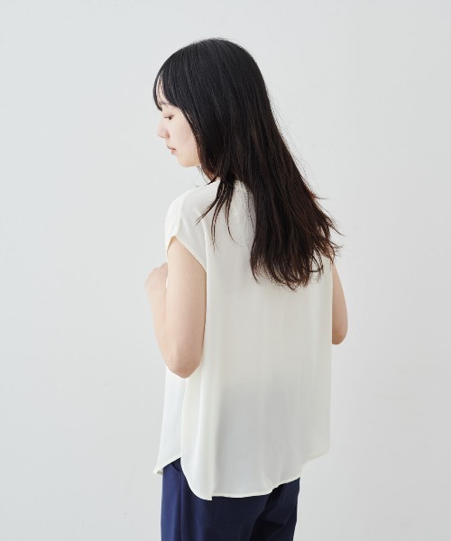 IEDIT(イディット)の「IEDIT キレイ見えしてお役立ち 2ーWAYジョーゼットTトップス(Tシャツ/カットソー・レディース・ブラック/オフホワイト/ブルー・M/LL/S/L/3L/4L)」の7枚目の写真