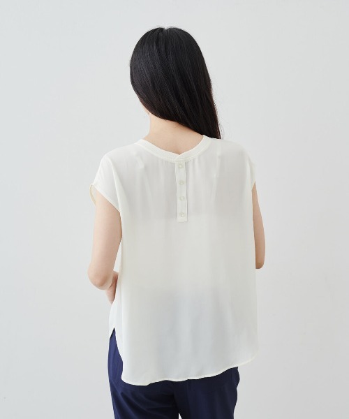 IEDIT(イディット)の「IEDIT キレイ見えしてお役立ち 2ーWAYジョーゼットTトップス(Tシャツ/カットソー・レディース・ブラック/オフホワイト/ブルー・M/LL/S/L/3L/4L)」の6枚目の写真