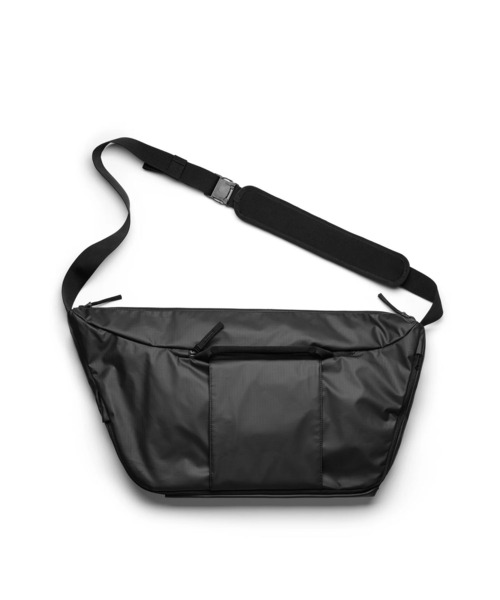 ESTNATION（エストネーション）の「Db / Ramverk Pro Sling Bag 24L（ショルダーバッグ・メンズ・ブラック・FREE）」の2枚目の写真