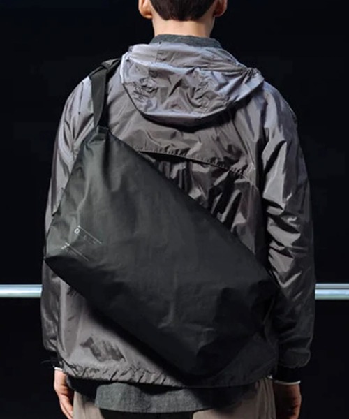ESTNATION（エストネーション）の「Db / Ramverk Pro Sling Bag 24L（ショルダーバッグ・メンズ・ブラック・FREE）」の6枚目の写真