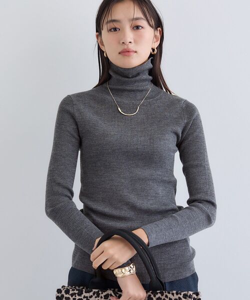 INDIVI（インディヴィ）の「【洗える／毛玉になりにくい】エクストラファインウール リブタートルニット（ニット/セーター・レディース・チャコール/ブラック/レッド系1/サックスブルー/オフホワイト/ベージュ系その他5・05/13/15 /34/38/19）」の4枚目の写真