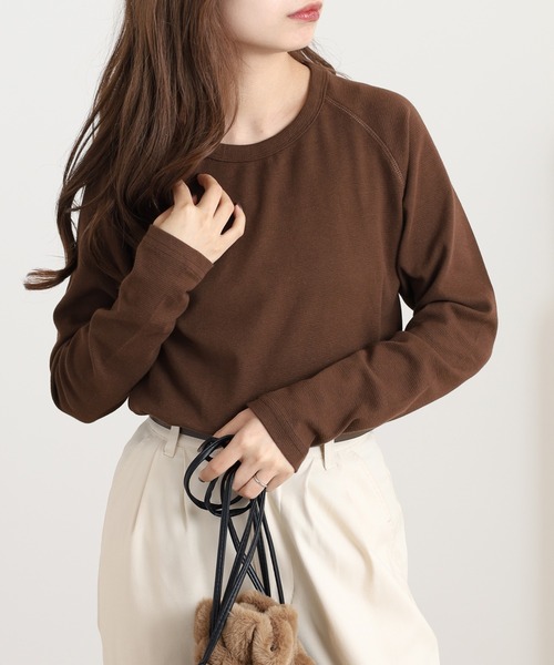 OMNES（オムネス）の「ストレッチジャガード　クルーネック長袖Tシャツ（Tシャツ/カットソー・レディース・ブルー/ブルーグレー/ベージュ/スモークグレー/アイボリー系2/ベージュ系その他/ブラック×ベージュ/ホワイト/アイボリー系/ブラウン/ブラック/チャコール・WOMENS M/WOMENS L）」の8枚目の写真