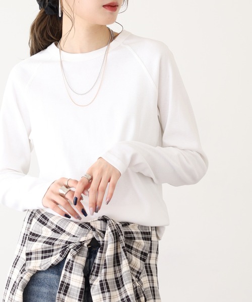 OMNES（オムネス）の「ストレッチジャガード　クルーネック長袖Tシャツ（Tシャツ/カットソー・レディース・ブルー/ブルーグレー/ベージュ/スモークグレー/アイボリー系2/ベージュ系その他/ブラック×ベージュ/ホワイト/アイボリー系/ブラウン/ブラック/チャコール・WOMENS M/WOMENS L）」の2枚目の写真