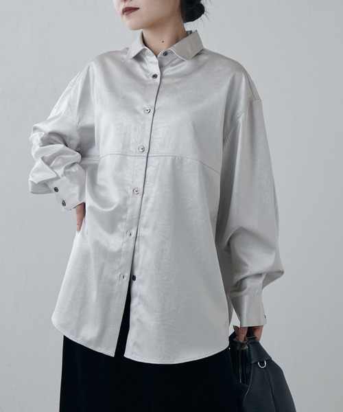 Lui's(ルイス)の「サテンレザーライクシャツ(シャツ/ブラウス・レディース・ライトグレー/ブラック・FREE)」の2枚目の写真