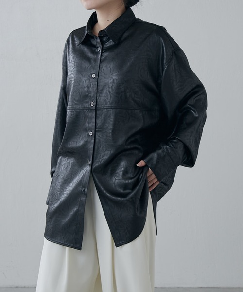Lui's(ルイス)の「サテンレザーライクシャツ(シャツ/ブラウス・レディース・ライトグレー/ブラック・FREE)」の1枚目の写真