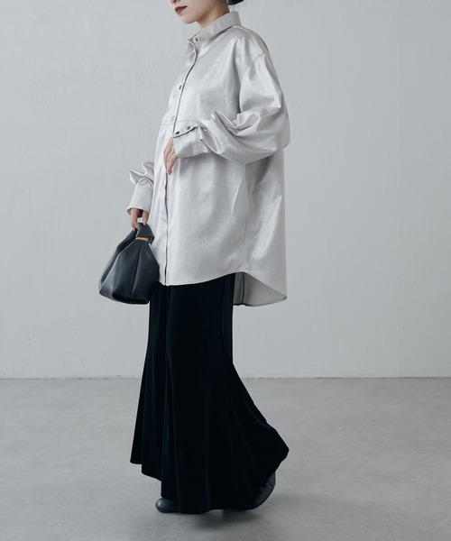 Lui's(ルイス)の「サテンレザーライクシャツ(シャツ/ブラウス・レディース・ライトグレー/ブラック・FREE)」の10枚目の写真
