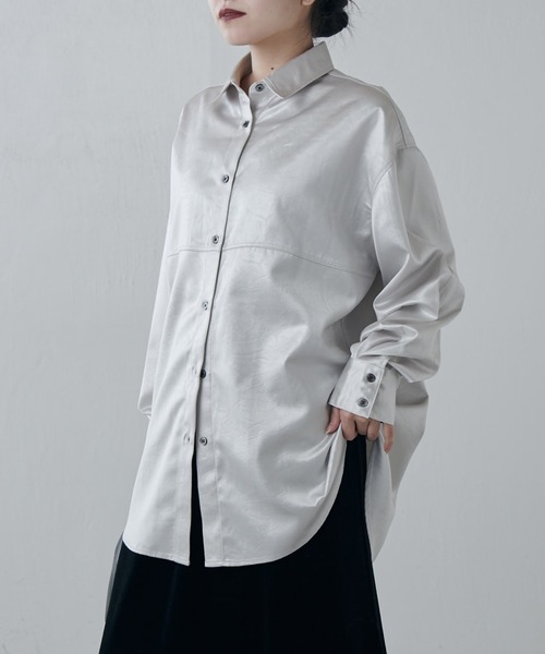 Lui's(ルイス)の「サテンレザーライクシャツ(シャツ/ブラウス・レディース・ライトグレー/ブラック・FREE)」の5枚目の写真