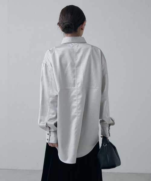 Lui's(ルイス)の「サテンレザーライクシャツ(シャツ/ブラウス・レディース・ライトグレー/ブラック・FREE)」の8枚目の写真