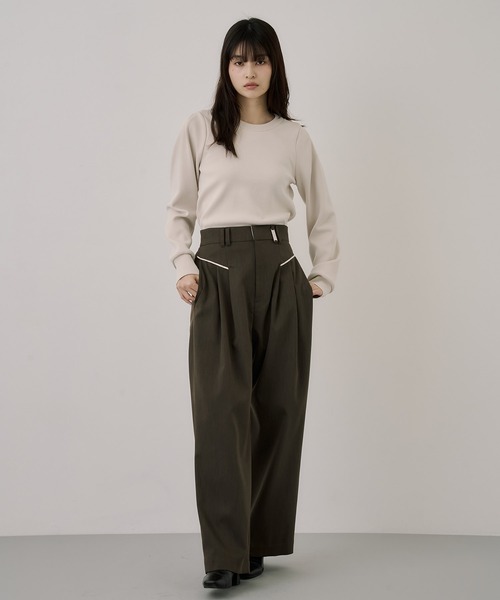 UNITED TOKYO(ユナイテッドトウキョウ)の「【残りわずか!】ショルダータックニットトップス|ウォッシャブル/オフィスカジュアル/ニット/春服(ニット/セーター・レディース・ブラウン/アイボリー/ブラック・FREE)」の4枚目の写真