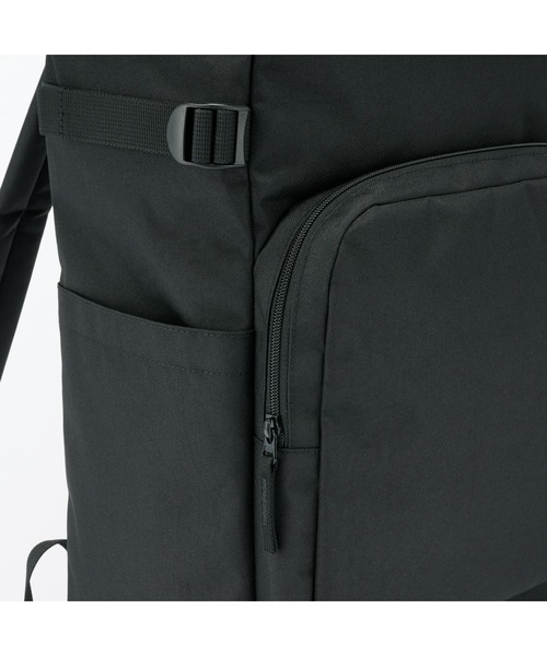 無印良品（ムジルシリョウヒン）の「肩の負担を軽くする　撥水上から開くリュックサック（バックパック/リュック・レディース・ブラック/ダークベージュ・FREE）」の8枚目の写真