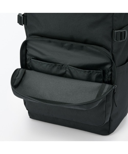 無印良品（ムジルシリョウヒン）の「肩の負担を軽くする　撥水上から開くリュックサック（バックパック/リュック・レディース・ブラック/ダークベージュ・FREE）」の9枚目の写真