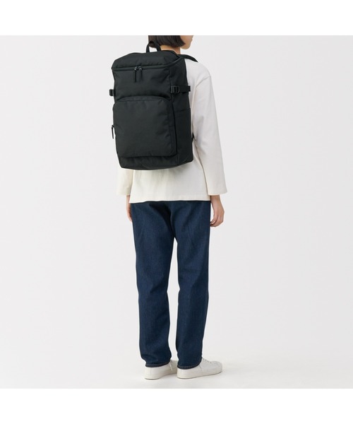 無印良品（ムジルシリョウヒン）の「肩の負担を軽くする　撥水上から開くリュックサック（バックパック/リュック・レディース・ブラック/ダークベージュ・FREE）」の11枚目の写真