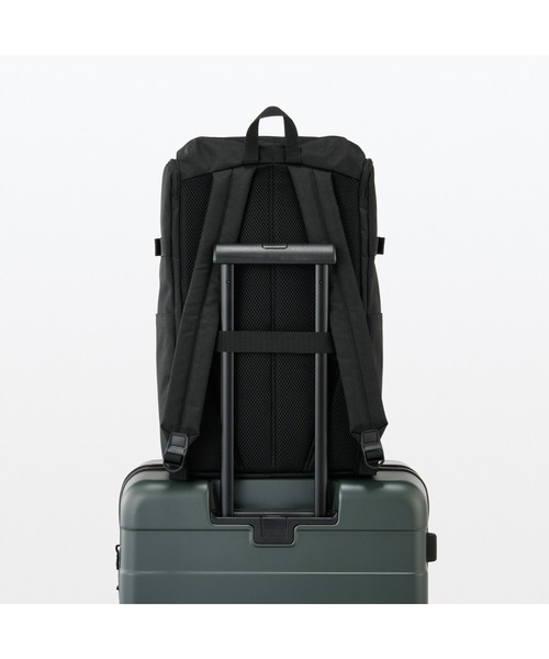 無印良品（ムジルシリョウヒン）の「肩の負担を軽くする　撥水上から開くリュックサック（バックパック/リュック・レディース・ブラック/ダークベージュ・FREE）」の18枚目の写真