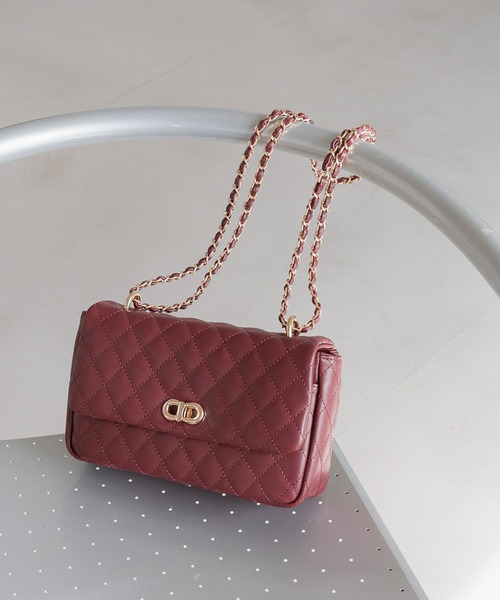 Andemiu（アンデミュウ）の「キルティングショルダー605845（ショルダーバッグ・レディース・ブラック/レッド/アイボリー・FREE）」の3枚目の写真