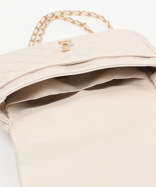 Andemiu（アンデミュウ）の「キルティングショルダー605845（ショルダーバッグ・レディース・ブラック/レッド/アイボリー・FREE）」の12枚目の写真