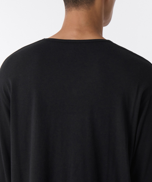 MUSINSA STANDARD（ムシンサスタンダード）の「リラックスドCRスcoopネック長袖Tシャツ[ブラック]（Tシャツ/カットソー・メンズ・その他・SMALL/MEDIUM/LARGE/X-LARGE/XX-LARGE/XXX-LARGE）」の4枚目の写真