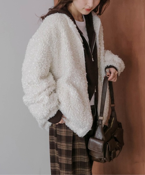 AMELY(エミリー)の「プードルファー ノーカラージャケット(ノーカラージャケット・レディース・ブラック/ベージュ/ホワイト/ブラウン・フリー)」の2枚目の写真