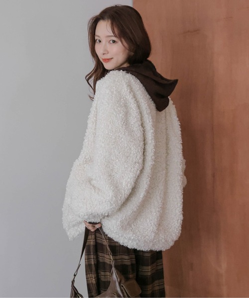AMELY(エミリー)の「プードルファー ノーカラージャケット(ノーカラージャケット・レディース・ブラック/ベージュ/ホワイト/ブラウン・フリー)」の7枚目の写真