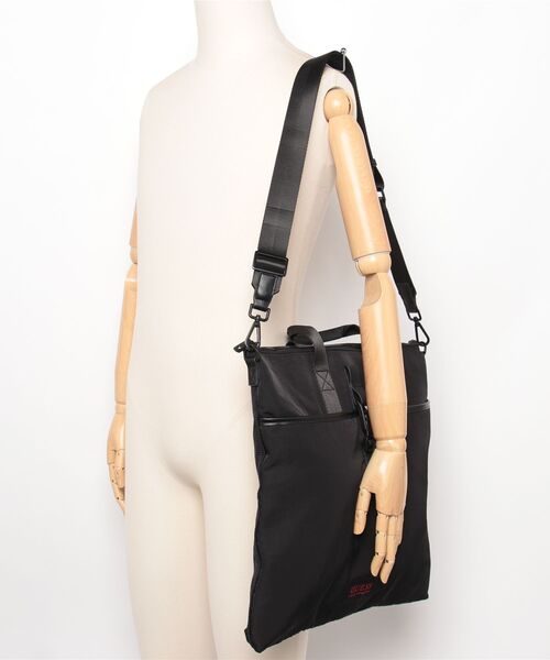 Guess(ゲス)の「DUBAI Tote トートバッグ (ショルダーバッグ・メンズ・ブラック・ONE SIZE)」の17枚目の写真