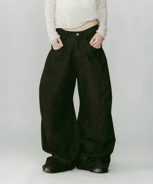 Knuth Marf(クヌースマーフ)の「tuck design denim pants(デニムパンツ・レディース・インディゴブルー/ブラック・XS/S)」の2枚目の写真