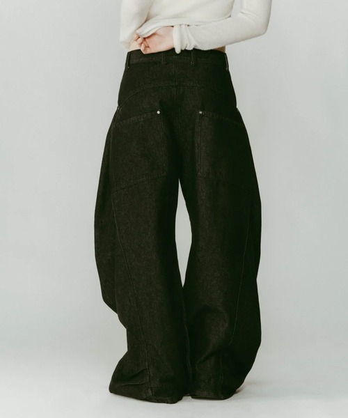 Knuth Marf(クヌースマーフ)の「tuck design denim pants(デニムパンツ・レディース・インディゴブルー/ブラック・XS/S)」の5枚目の写真